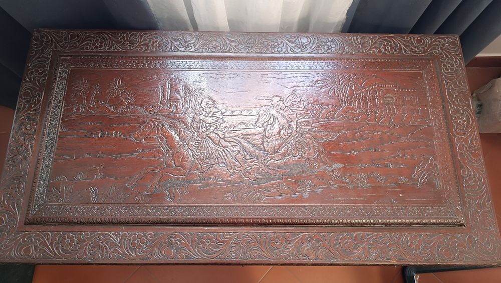 Arca antiga em madeira trabalhada e com serigrafia antiga