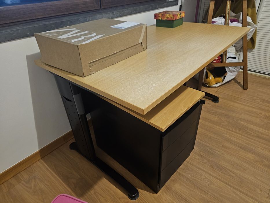 Secretária com módulo de gavetas