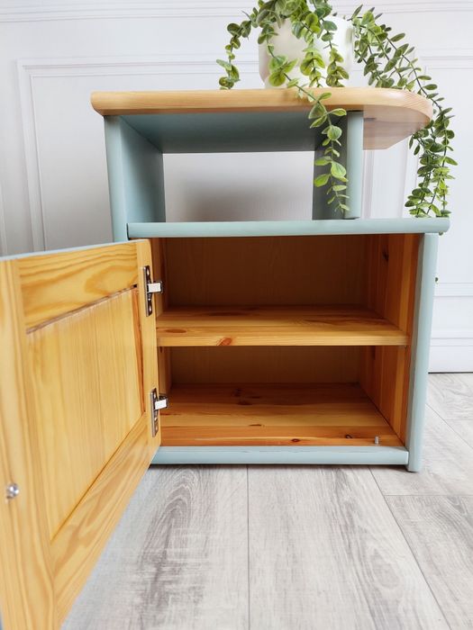 Drewniana niebieska błękitna szafka nocna