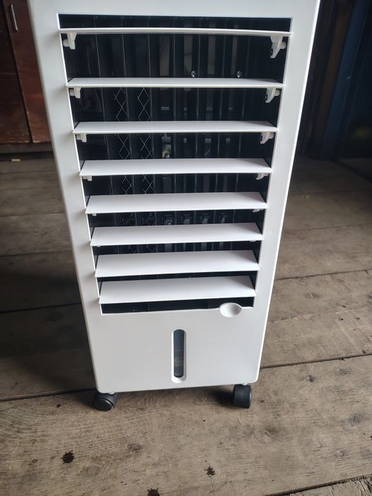 Продам охолоджував повітря,куплений в Європі новим.