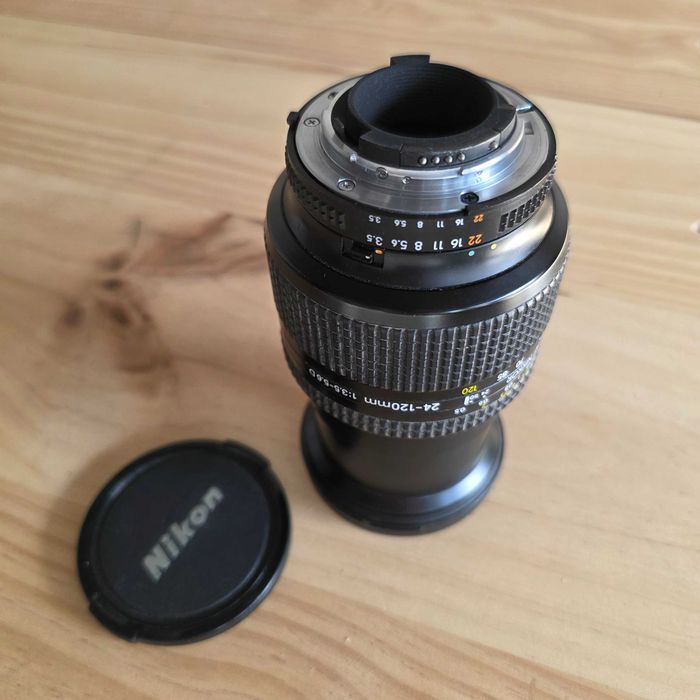 Objectiva Nikon AF 24-120mm.