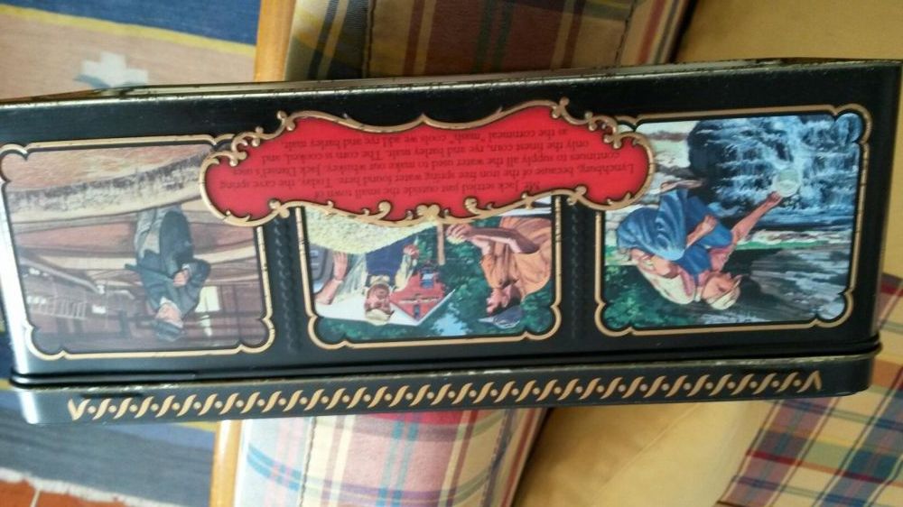 Caixa em metal antiga de coleção