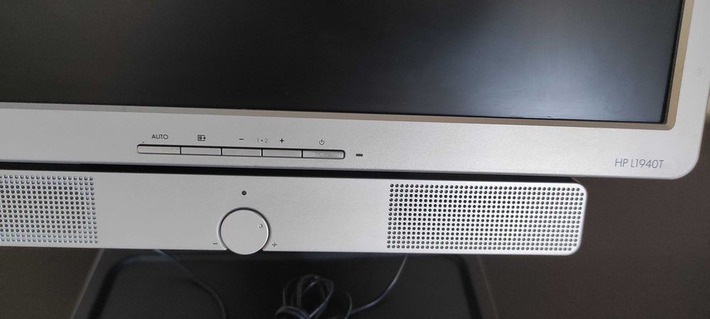 HP L1940T 19” LCD Monitor  + HP SP03A01 USB Flat Panel Speaker Bar