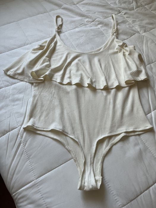 Yas piękne body wiskoza prazki falbana hiszpanka 40 l kremowe