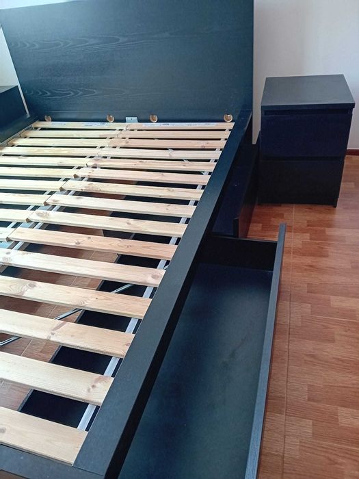 Conjunto Cama Casal IKEA MALM (140x200) c/ 4 Gavetões + 2 Mesas Cabeceira 180€