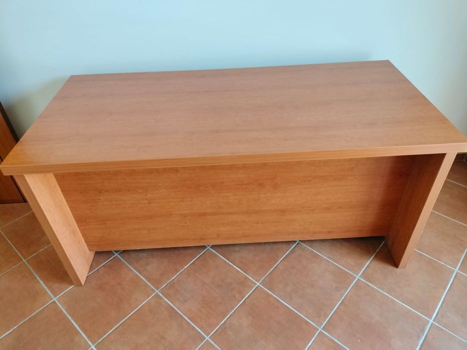 Secretária madeira - 1,60 Mt x 0,75 MT (comp. x larg.)