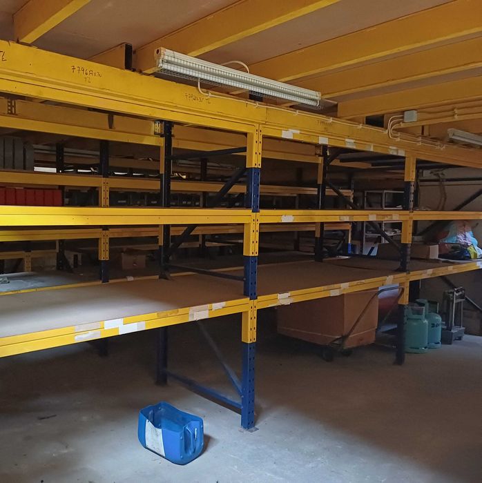Lote de Estantes Industriais