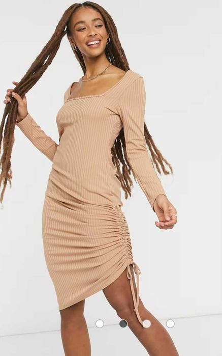 Жіноча сукня в рубчик з квадратним вирізом бежевого кольору