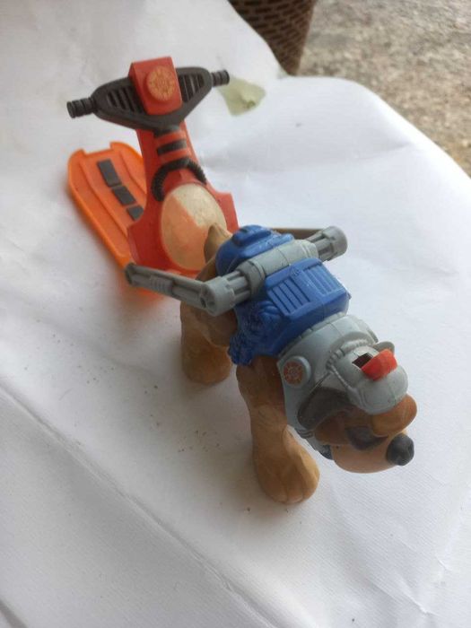 Brinquedo com a forma de um cão