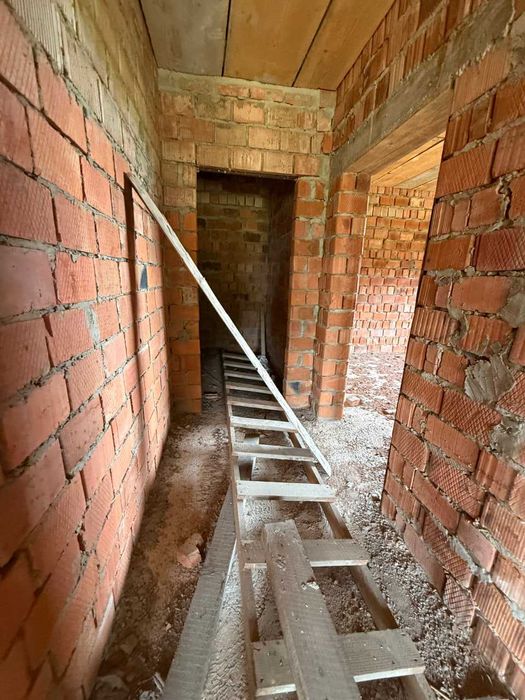 Продається двоповерховий будинок (незавершене будівництво) у селі Стара Жадова