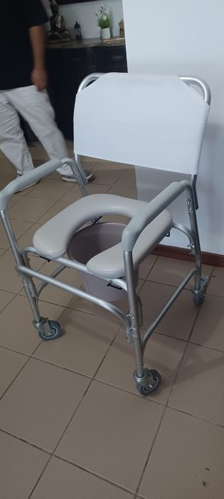 Cadeira Sanitária e de Banho com Rodas e Balde - Bom Estado