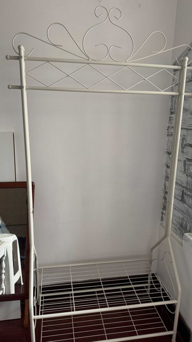 Charriot / Cabideiro de Roupas Vintage com 2 Prateleiras de Metal