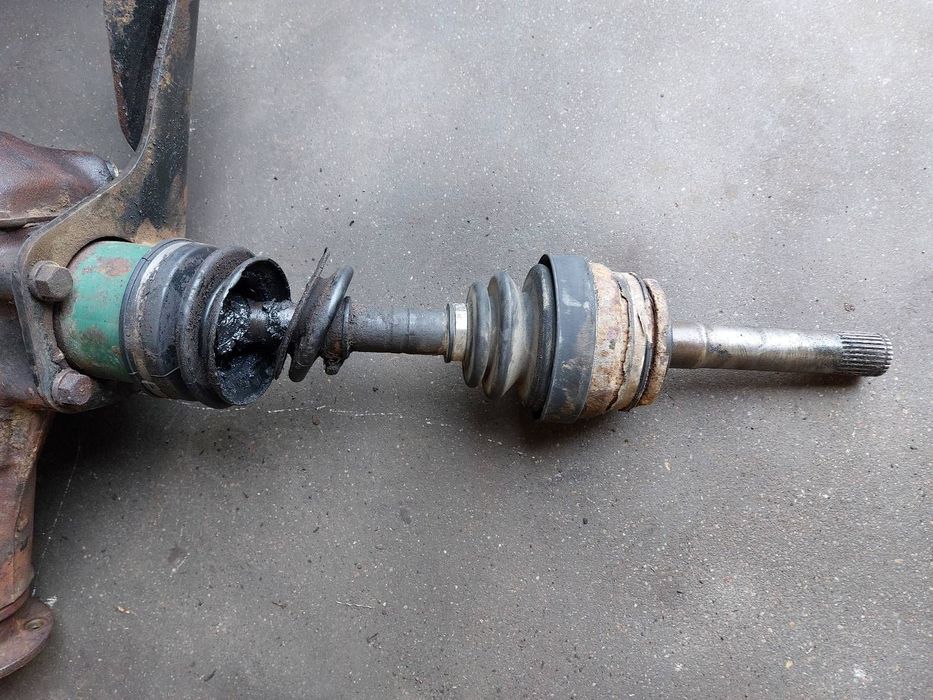 PÓŁOŚ PRAWY PRZÓD MITSUBISHI PAJERO I 2.5 TD