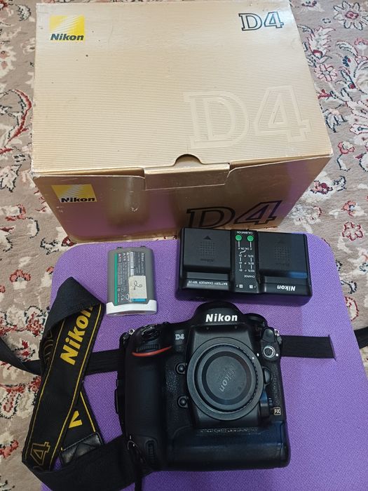 Професійна дзеркальна камера Nikon D4