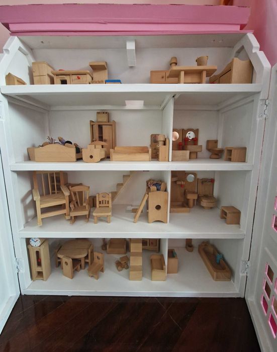 Casinha de bonecas em madeira