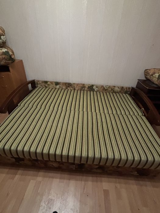 Диван, стенка, тумбочка, кухонние ящики .