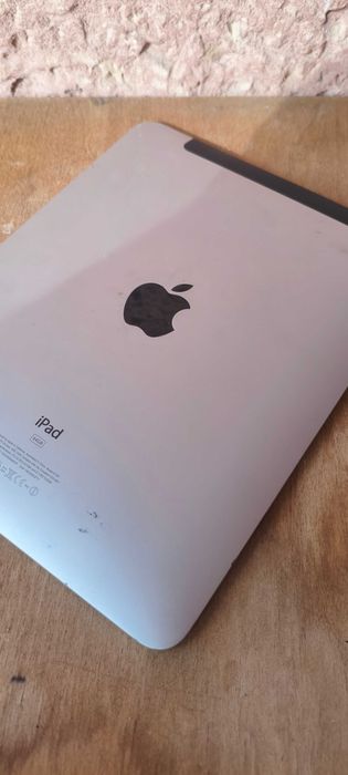 Планшет Apple iPad 1 64GB Wi-Fi + Cellular (Model A1337) під відновлення / запчастини