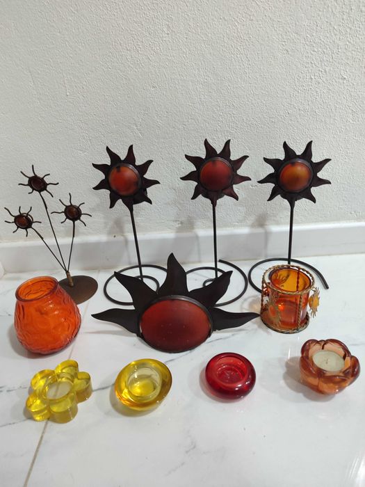 11 porta velas altos em metal e vidro com formato Sol