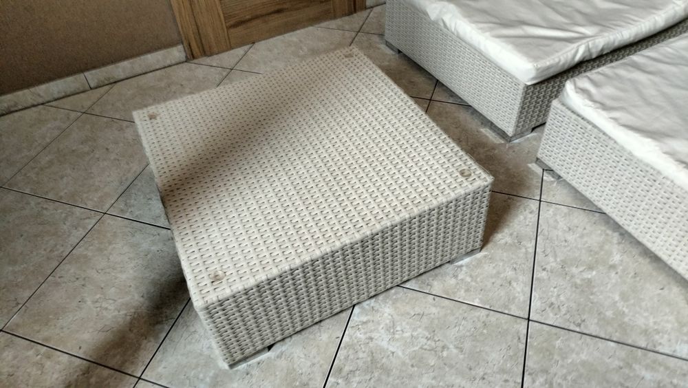 Technorattan komplet dwie pufy i stoliki