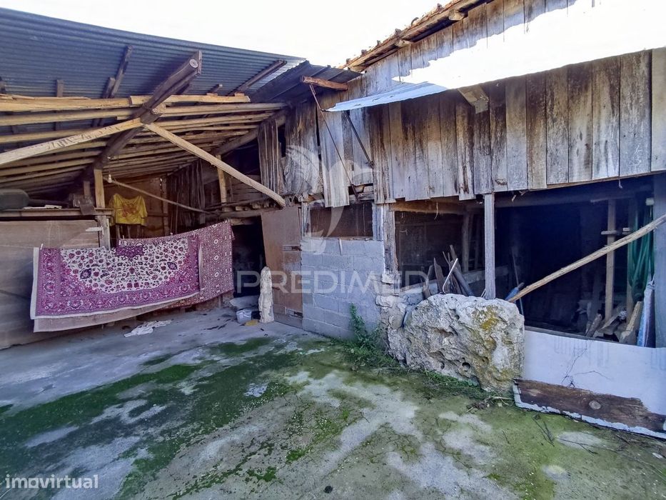 Terreno com barracão no Zambujal