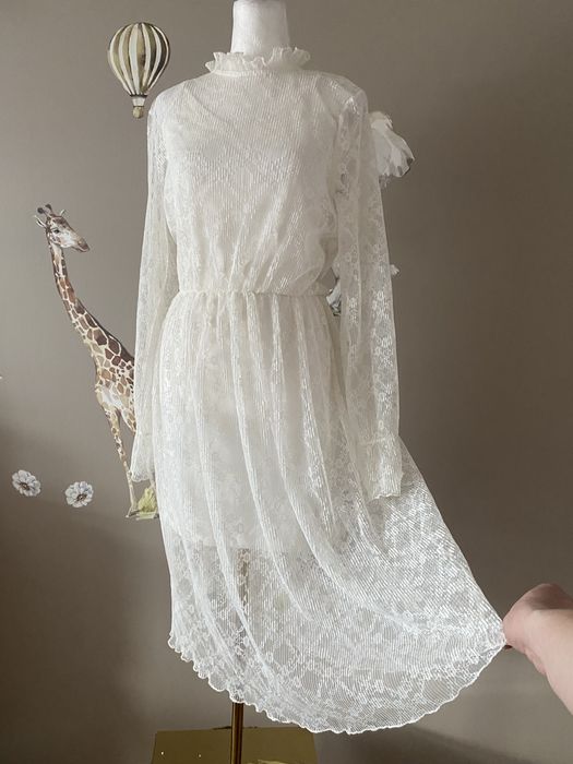 Biała koronkowa sukienka ze stójką wieczór panieński