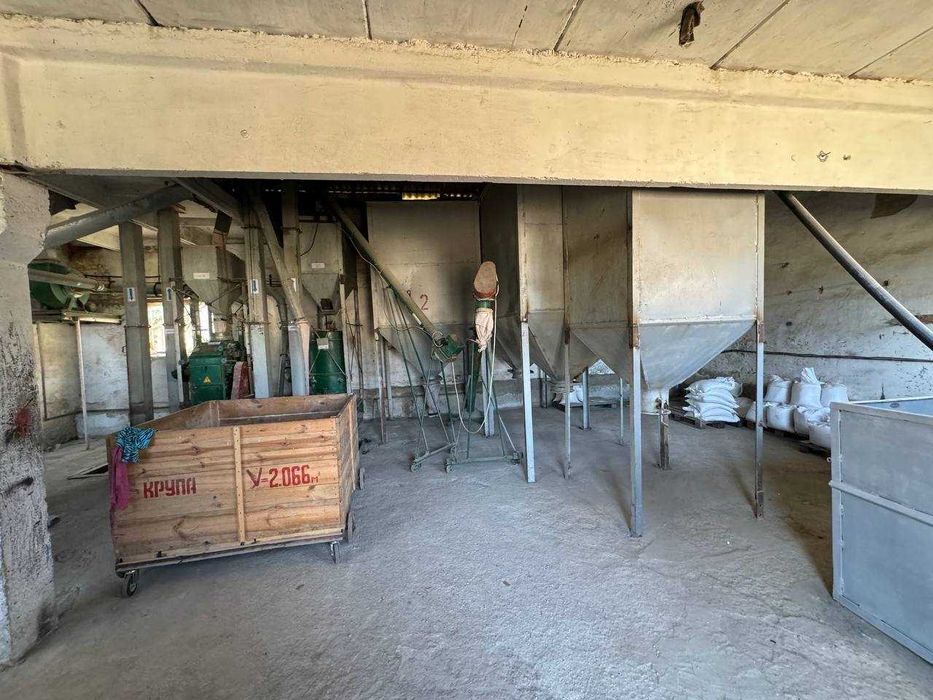 Продається виробничо-складськi примiщення з крупоцехом та обладнанням