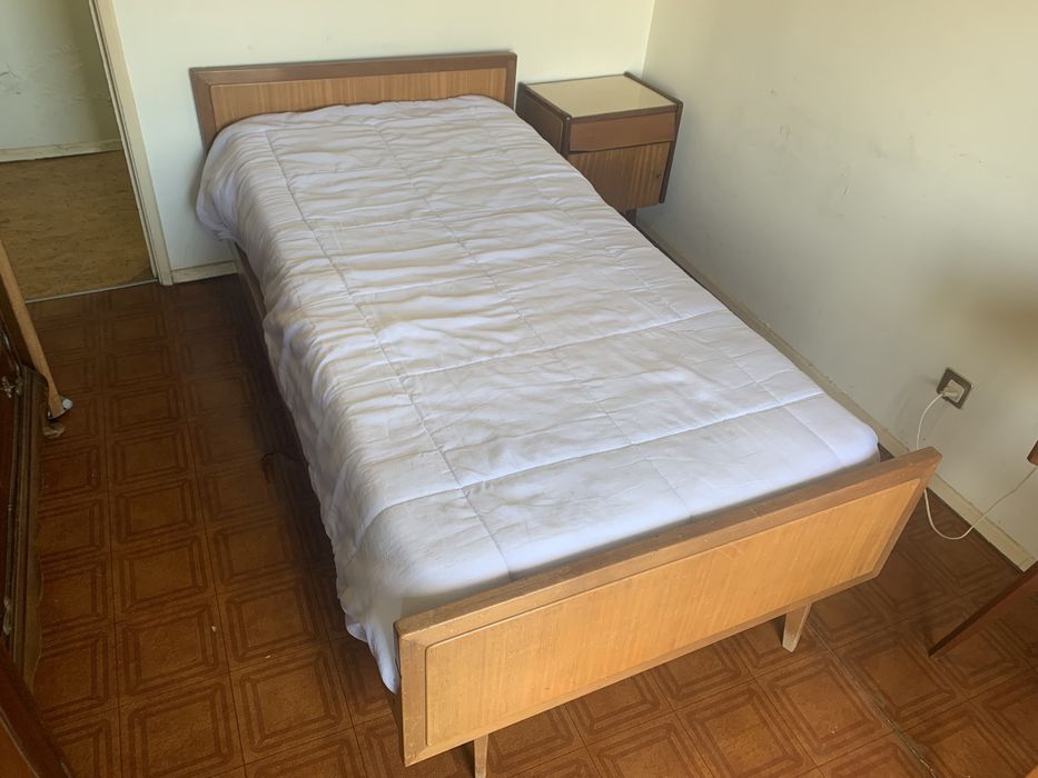 Cama de solteiro com mesa de cabeceira antiga vintage