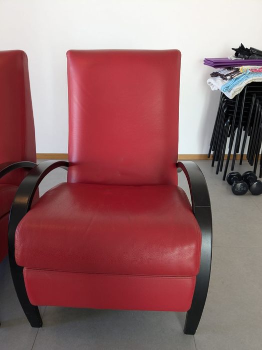 2 cadeirões em couro vermelho