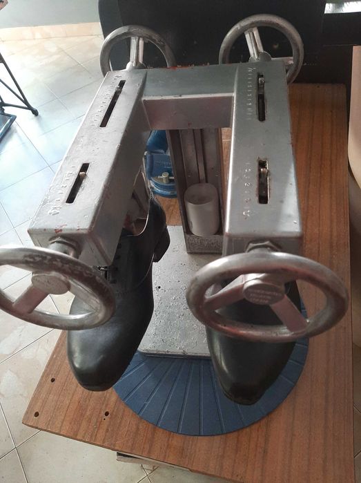 Máquinas para fazer sapatos e copiar chaves