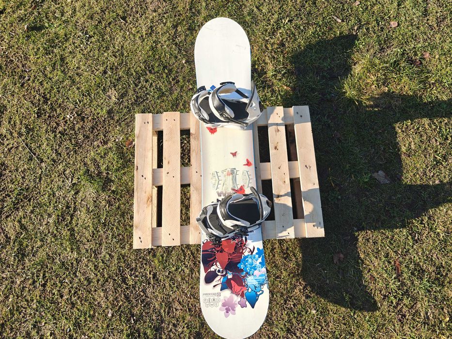 Atom Wild Butterffly 142 + wiązania Roxy - deska snowboardowa