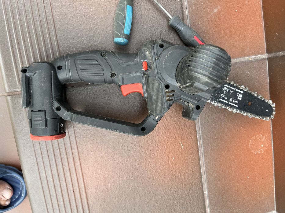 Pilarka Do Gałęzi FERM 12V 2,0 Ah 150 mm