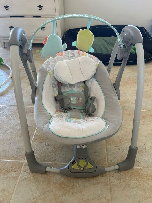 Swinging baby chair