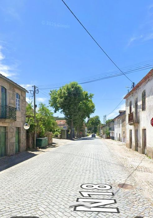 Duas casas com quintal e terreno