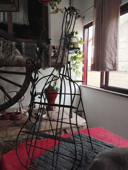 Viola em ferro para adorno