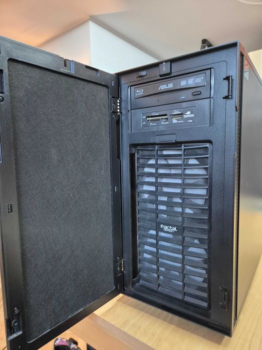 Komputer stacjonarny: intel i7-4790K | GTX Titan X 12GB | 32GB RAM | SSD 1TB + Akcesoria RAZER