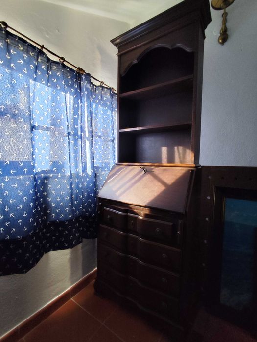Escrivaninha em mogno para escritório, quarto ou onde se adequar.