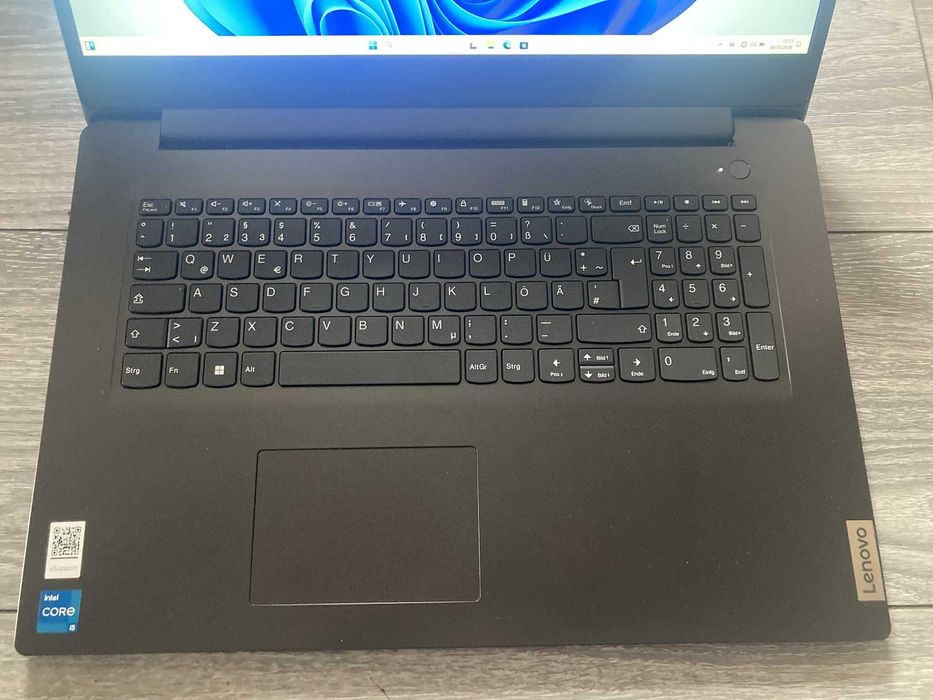 Lenovo V17 G3 IAP i5-1235u 8GB 256GB 17' W11 Gwarancja