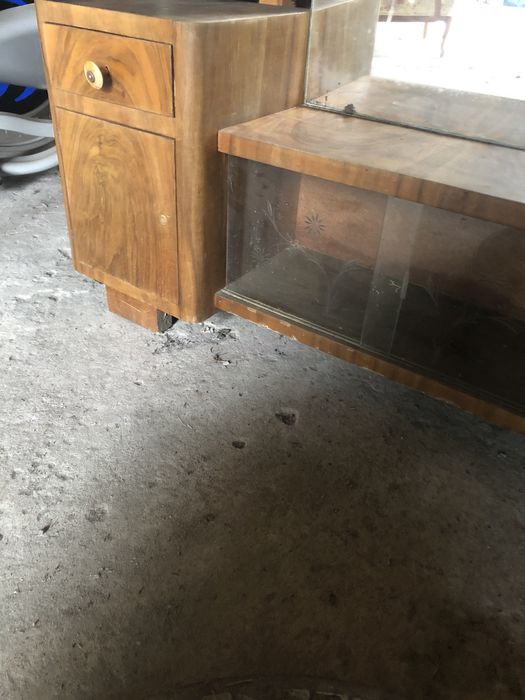 Stara toaletka z lustrem