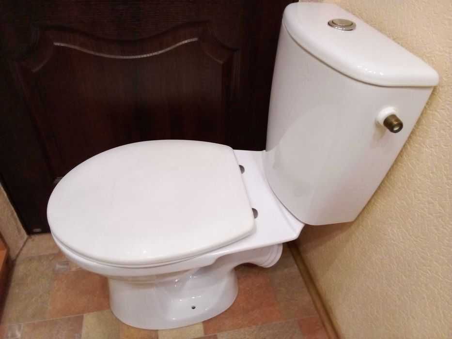 Продам унітаз з бачком і кришкою(комплект) 2 шт