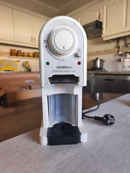 Máquina de café expresso Dimobilli modelo D5.