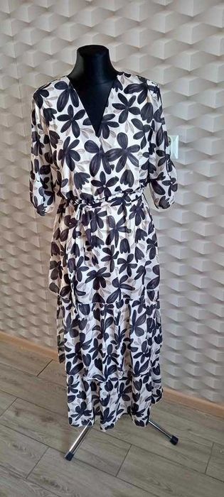 Sprzedam sukienkę długą.