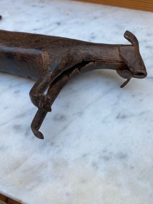 Cão do Benim Ferro Forjado Tribal Séc XIX 15 cm