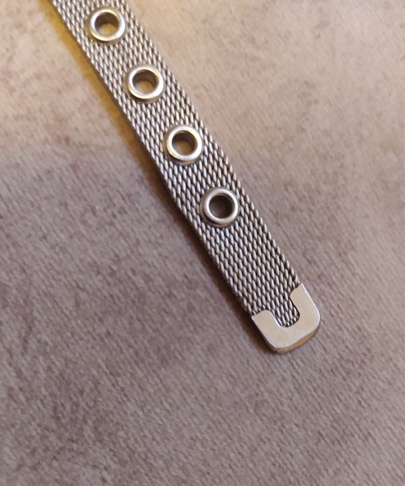 Damski zegarek z bransoletką.