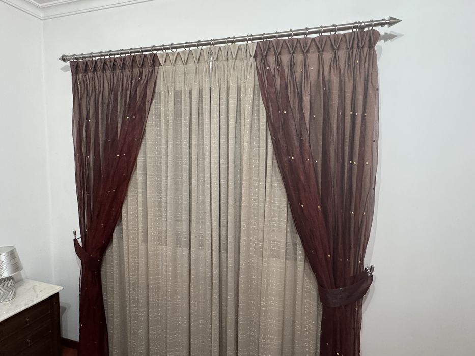 Vendo conjunto de cortinados completos com varões.