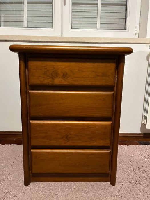 Cama individual madeira e mesa cabeceira