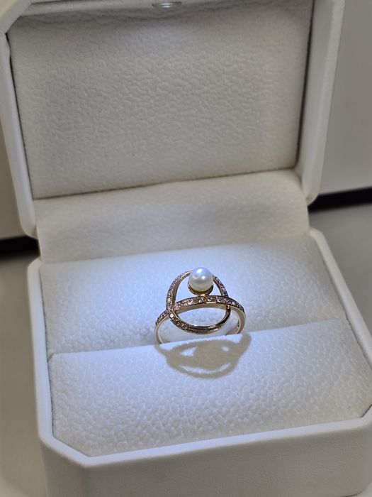 Золота каблучка з діамантами та перлиною