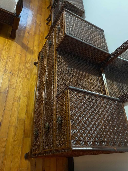 Cómoda de quarto trabalhada com espelho