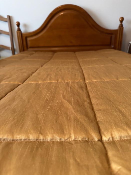 Cama de madeira usada em bom estado