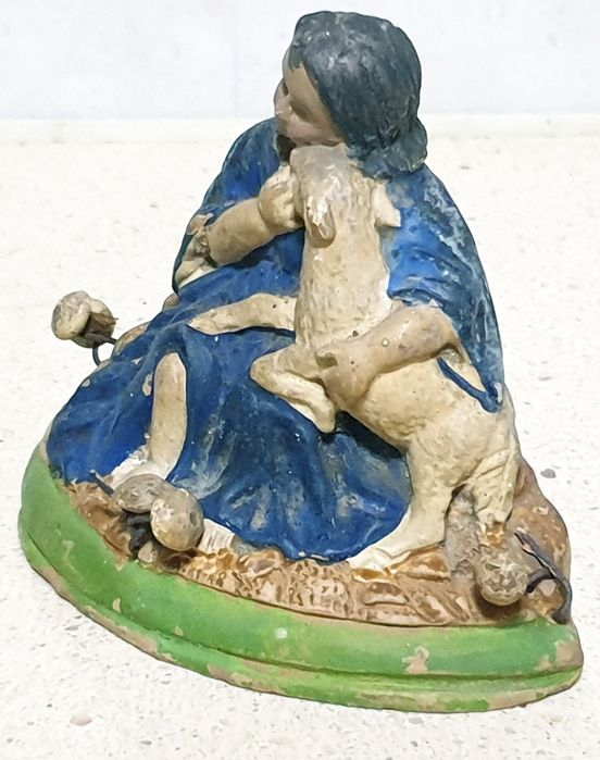 Amorosa antiga escultura do "Menino Jesus Bom Pastor" em cerâmica
