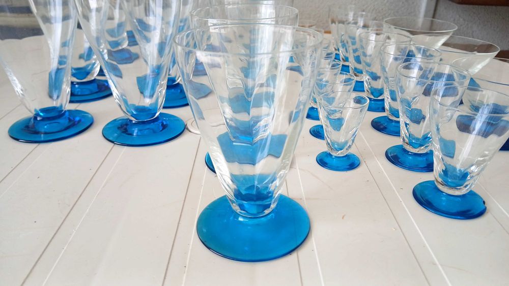 Lote de 30 Copos Vintage com Base Azul (Estilo Retro / Mid-Century)